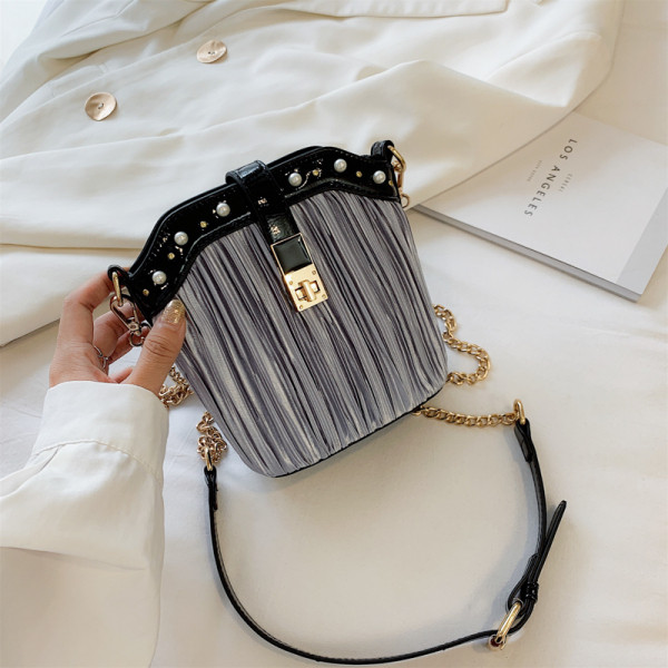 Stilīga sieviešu soma ar dekoratīvām pērlēm un garu rokturi