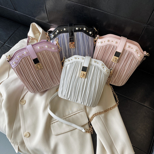 Stilīga sieviešu soma ar dekoratīvām pērlēm un garu rokturi