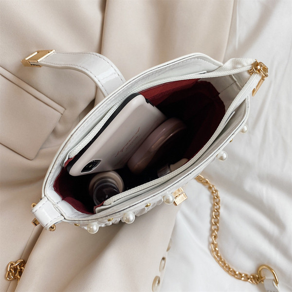 Stilīga sieviešu soma ar dekoratīvām pērlēm un garu rokturi