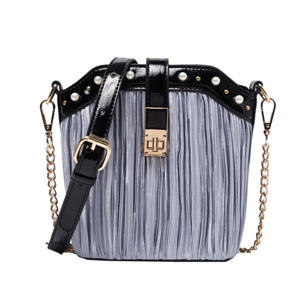 Stilīga sieviešu soma ar dekoratīvām pērlēm un garu rokturi