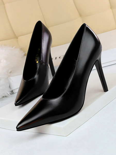 Öko bőrből készült női cipők új modellje