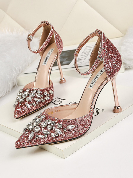 Γυναικεία γυαλιστερά σανδάλια με  στοιχείο από πέτρες