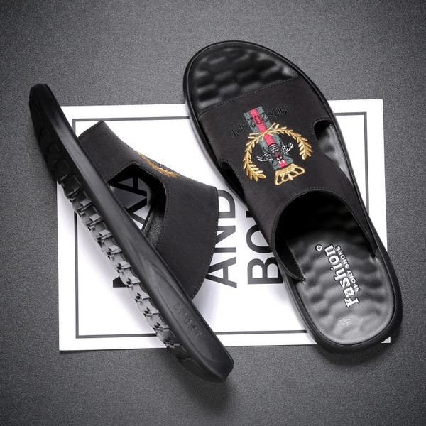 Mustad värvilise tikandiga meeste sussid