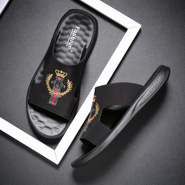 Mustad värvilise tikandiga meeste sussid