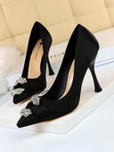 Stilīgs sieviešu apavu smails modelis ar sprādzes elementu un akmeņiem