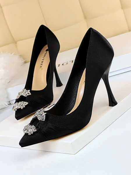 Stilīgs sieviešu apavu smails modelis ar sprādzes elementu un akmeņiem