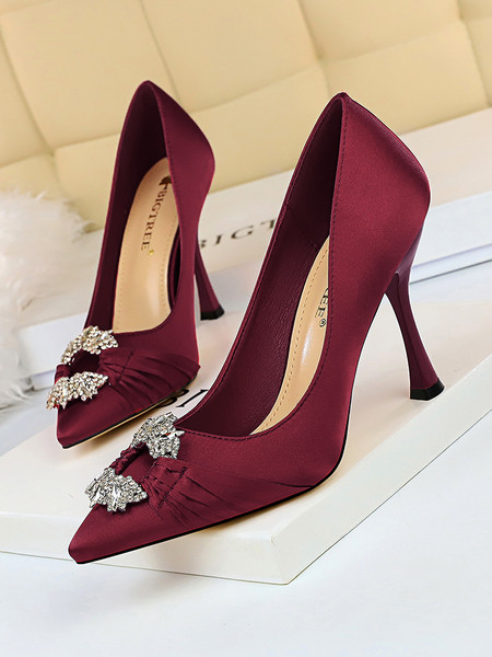 Stilīgs sieviešu apavu smails modelis ar sprādzes elementu un akmeņiem