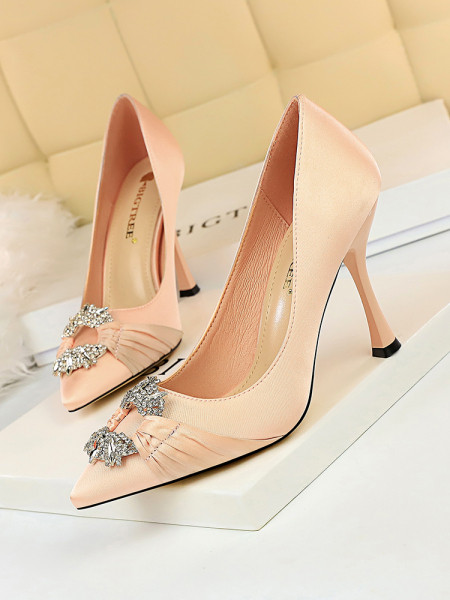 Stilīgs sieviešu apavu smails modelis ar sprādzes elementu un akmeņiem