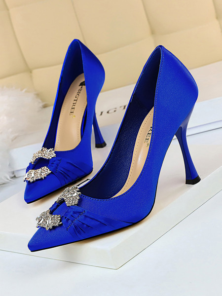 Stilīgs sieviešu apavu smails modelis ar sprādzes elementu un akmeņiem