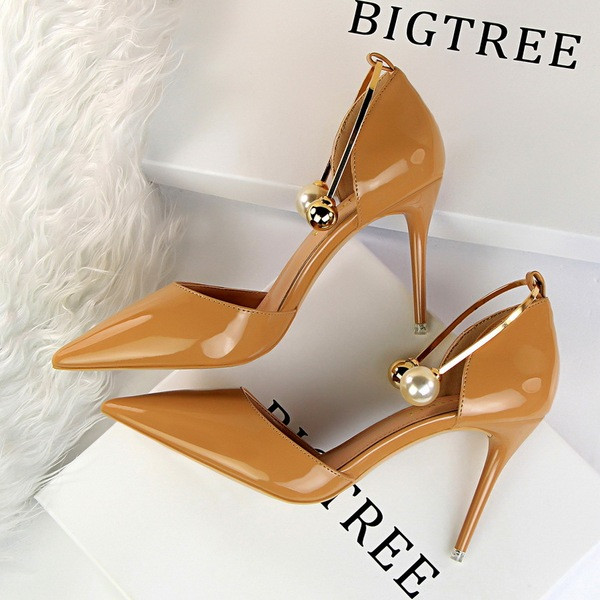 Sieviešu lakādas pusatvērtas kurpes ar metāla elementu uz potītes