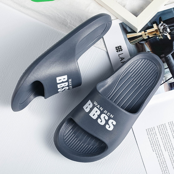 Gumijas vīriešu čības ar plakanu zoli un uzrakstu