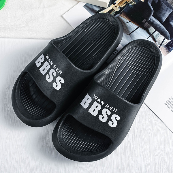 Gumijas vīriešu čības ar plakanu zoli un uzrakstu