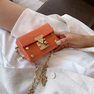 Mini sieviešu soma ar garu rokturi un metāla elementiem