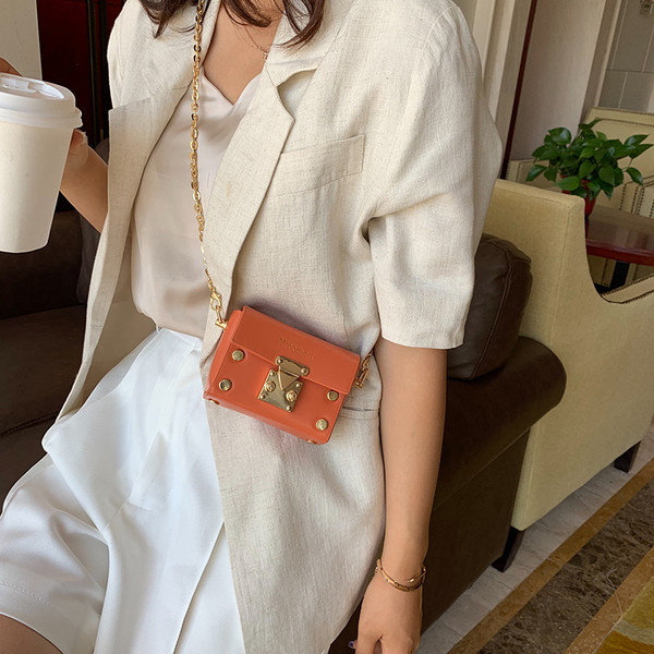 Mini sieviešu soma ar garu rokturi un metāla elementiem