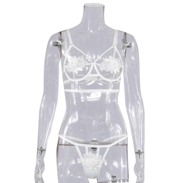 Intīma apakšveļa trīs daļās ar mežģīņu elementiem