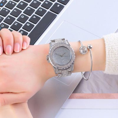 Moodne naiste dekoratiivkividega ümmargune käekell