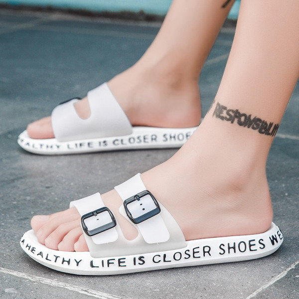 Papuci barbatesti cu catarame si inscriptionare pe talpa