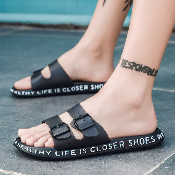 Papuci barbatesti cu catarame si inscriptionare pe talpa