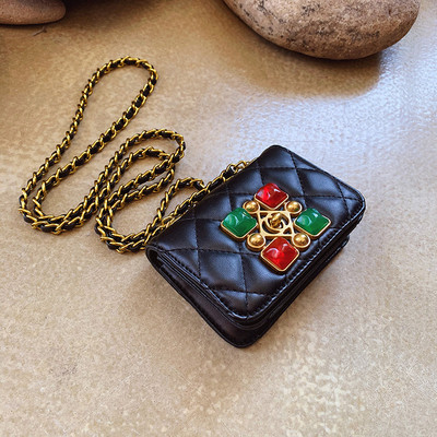 Melna rokassomiņa ar akmeņiem un garu rokturi