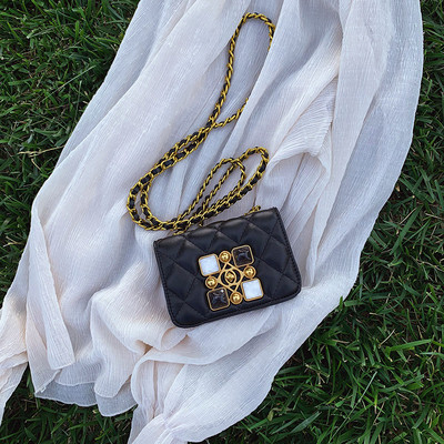 Melna rokassomiņa ar akmeņiem un garu rokturi