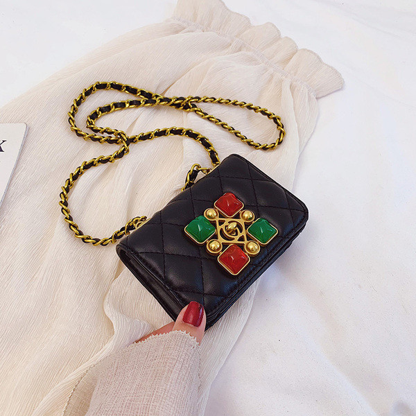 Melna rokassomiņa ar akmeņiem un garu rokturi