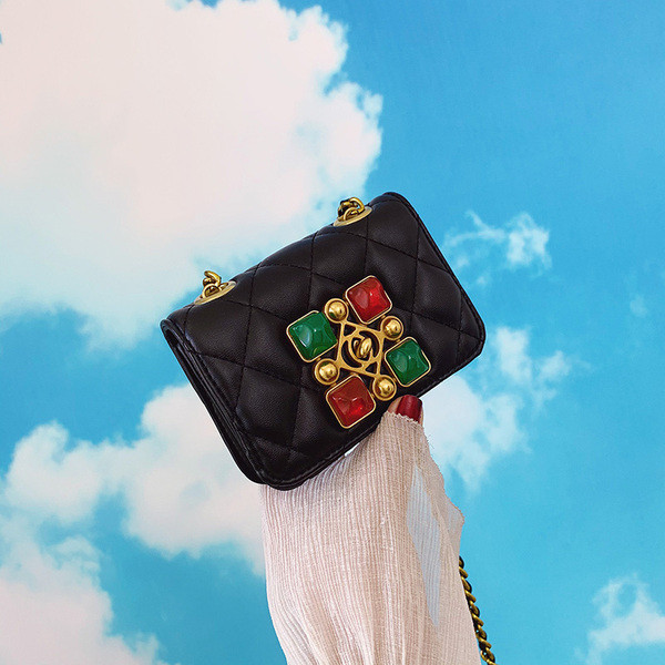 Melna rokassomiņa ar akmeņiem un garu rokturi