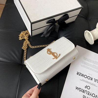 Mūsdienīga sieviešu soma ar garu rokturi un metāla elementu