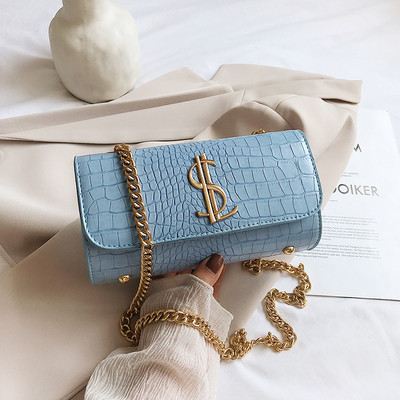 Mūsdienīga sieviešu soma ar garu rokturi un metāla elementu