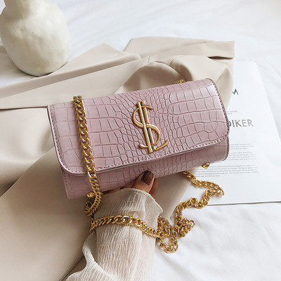 Mūsdienīga sieviešu soma ar garu rokturi un metāla elementu