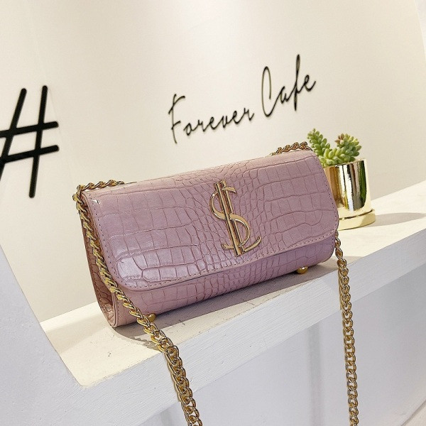 Mūsdienīga sieviešu soma ar garu rokturi un metāla elementu