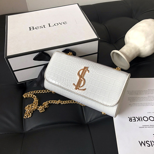 Mūsdienīga sieviešu soma ar garu rokturi un metāla elementu