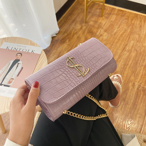 Mūsdienīga sieviešu soma ar garu rokturi un metāla elementu