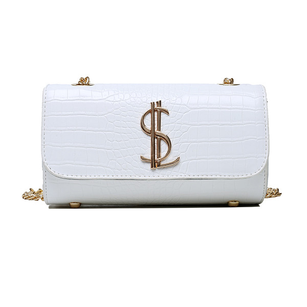 Mūsdienīga sieviešu soma ar garu rokturi un metāla elementu