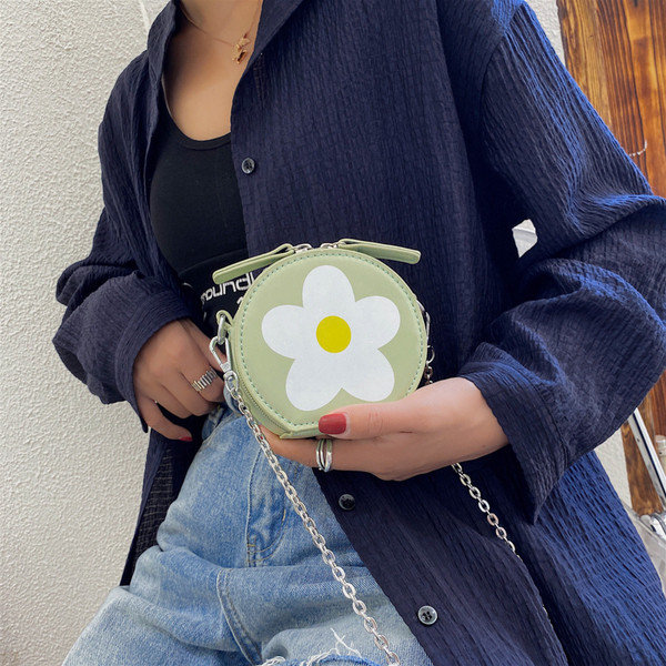 Mini geanta rotunda dama cu aplicatie