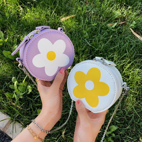 Mini geanta rotunda dama cu aplicatie