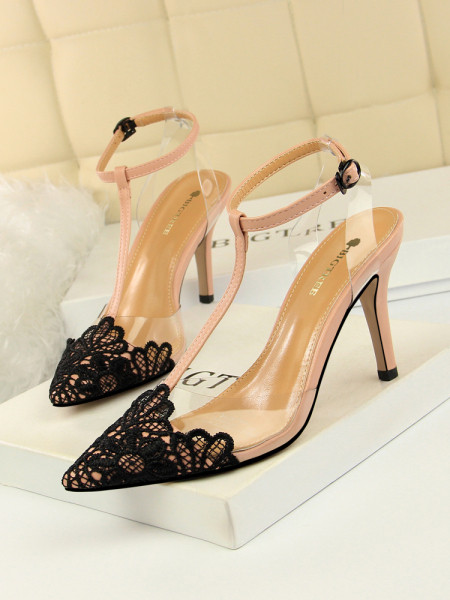 Pitsielemendi ja kõrge õhukese kontsaga naiste sandaalid