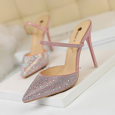 Naiste moodsad sandaalid kivikestega teravatipuline mudel