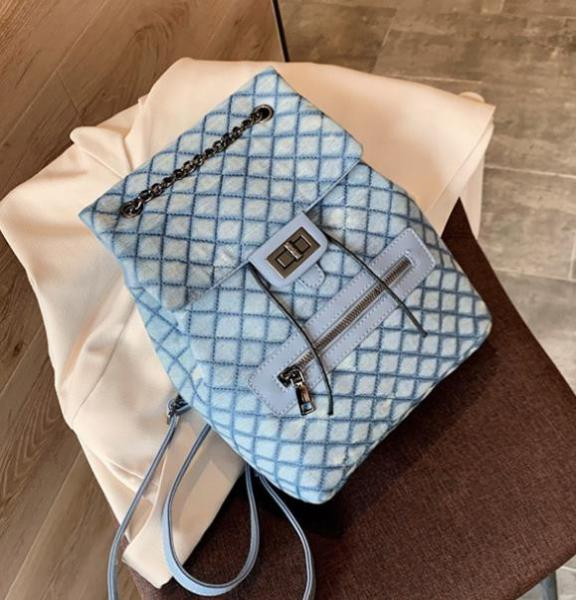 Modern női hátizsák fűzővel és cipzárral