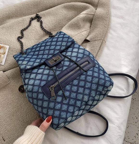 Modern női hátizsák fűzővel és cipzárral