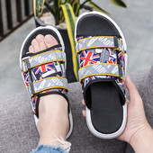 Krāsainas vīriešu čības ar plakanu zoli un uzrakstu