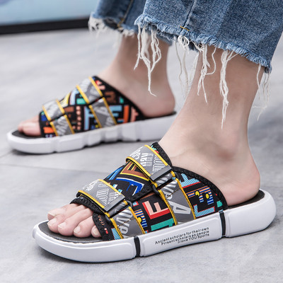 Krāsainas vīriešu čības ar plakanu zoli un uzrakstu