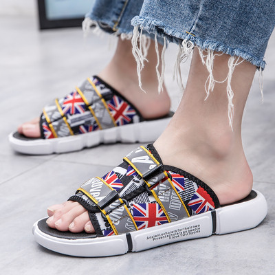 Krāsainas vīriešu čības ar plakanu zoli un uzrakstu