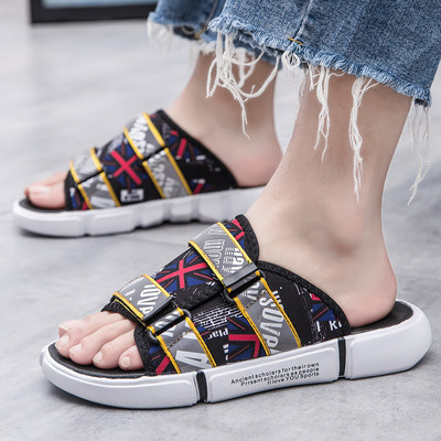 Krāsainas vīriešu čības ar plakanu zoli un uzrakstu