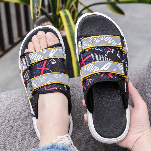 Krāsainas vīriešu čības ar plakanu zoli un uzrakstu