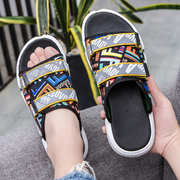 Krāsainas vīriešu čības ar plakanu zoli un uzrakstu