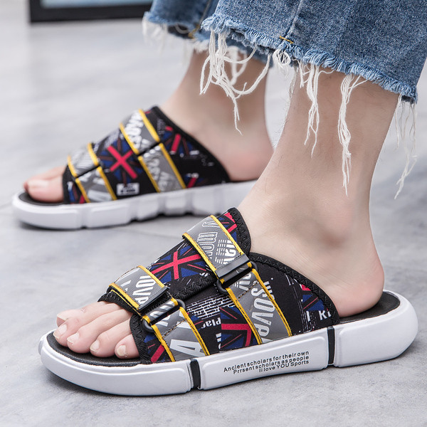 Krāsainas vīriešu čības ar plakanu zoli un uzrakstu