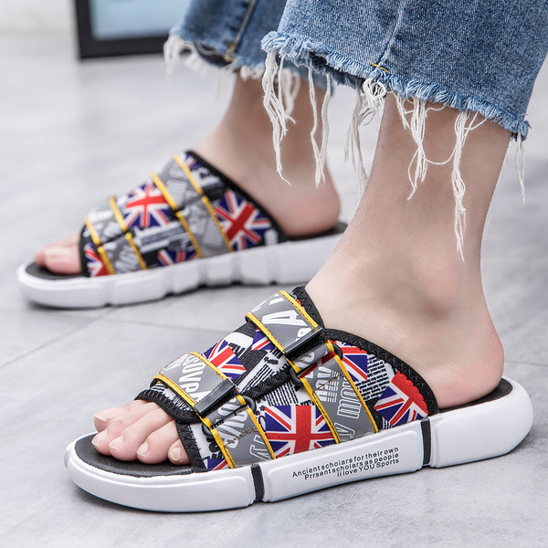 Krāsainas vīriešu čības ar plakanu zoli un uzrakstu