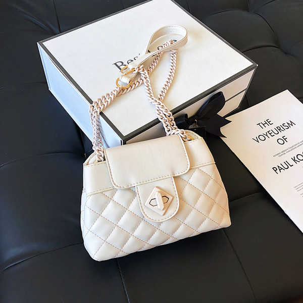 Moderna sieviešu soma ar garu rokturi un aizdari