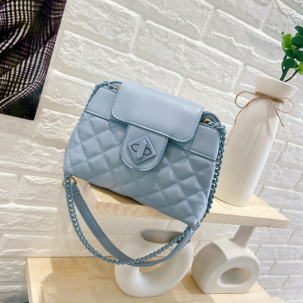 Moderna sieviešu soma ar garu rokturi un aizdari