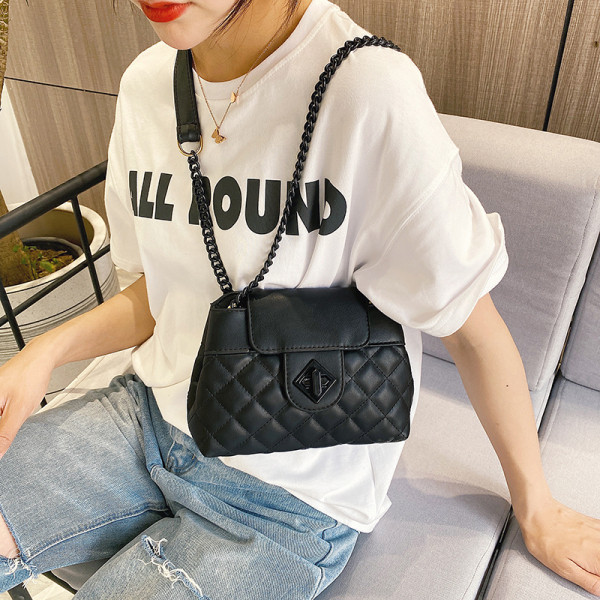 Moderna sieviešu soma ar garu rokturi un aizdari